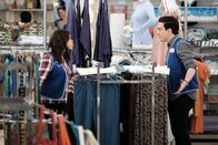 Superstore – Amy (America Ferrera, l.); Jonah (Ben Feldman, r.)