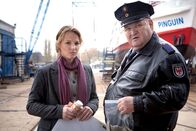 Polizeiruf 110 – rbb Fernsehen POLIZEIRUF 110: VOR ALLER AUGEN Uhr. Kriminalhauptkommissarin Olga Lenski (Maria Simon) und Polizeihauptmeister Horst Krause (Horst Krause) verfolgen die Spur des tödlichen Lösungsmittels.