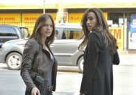 Beauty and the Beast – Bei den Ermittlungen in einem neuen Mordfall: Tess (Nina Lisandrello, r.) und Catherine (Kristin Kreuk, l.) ...