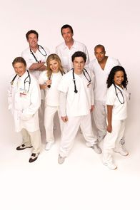 Scrubs - Die Anfänger – v.l.n.r.) Dr. Bob Kelso (Ken Jenkins), Dr. Phil Cox (John C. McGingley), Elliot (Sarah Chalke), Hausmeister (Neil Flynn), John Dorian (Zach Braff), Turk (Donald Faison) und Carla Espinosa (Judy Reyes) ...