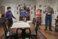 The Big Bang Theory – Gespräche über eine Hausrenovierung führen zu Spekulationen übers Kinderkriegen: Eigentlich sollte das Thema nur Howard (Simon Helberg, l.) und Bernadette (Melissa Rauch, 2.v.r.) angehen, doch auch Raj (Kunal Nayyar, 2.v.l.) und Mike (Casey Sander, r.) haben da ihre Meinungen ...