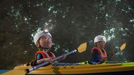 Feuerwehrmann Sam – Hannah und Jodie erkunden zusammen in ihren Kajaks eine Höhle.