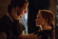 The Huntsman & The Ice Queen – Sara (Jessica Chastain) und Eric (Chris Hemsworth) sind Soldaten der Königin Freya, die keine Liebesbeziehungen duldet.