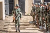 Der Krieg und ich – Der 15-jährige Justus (Arved Friese) wurde zum Gruppenführer benannt. Er hat am Einsatzort nun das Kommando.