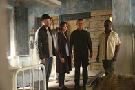 Scorpion – Toby (Eddie Kaye Thomas, l.), Paige (Katharine McPhee, 2.v.l.), Cabe (Robert Patrick, 2.v.r.) und der Rest von Team Scorpion versuchen, Alex (Koby Kumi-Diaka, r.) und anderen afrikanischen Dorfbewohnern das Leben zu retten ...