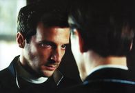 Der Stellvertreter – Nachdem Riccardo Fontana (Mathieu Kassovitz, li.) sich freiwillig in ein Konzentrationslager deportieren ließ, trifft er dort auf den skrupellosen Doktor (Ulrich Mühe, re.).