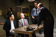 How I Met Your Mother – Josh Radnor (Ted Mosby, li.), Neil Patrick Harris (Barney Stinson, mi.), Earl Billings (Officer McNeil, re.).