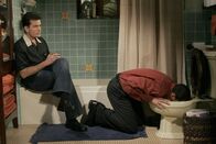 Two and a Half Men – Als offensiver Frauenheld fühlt sich Charlie (Charlie Sheen, l.) bemüßigt, seinem Bruder Alan (Jon Cryer, r.) den Umgang mit Frauen beizubringen. Und dazu gehört eine gewaltige Portion Alkohol ...