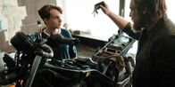 ORF-Premiere: Hannes – Hannes Vater Hubert (Nicki von Tempelhoff) übergibt Moritz (Leonard Scheicher, l.) die Schlüssel von Hannes Motorrad.