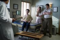 Young Sheldon – Als Sheldon (Iain Armitage, l.) durch eine Erziehungsmaßnahme nicht weiter an seinem selbst ernannten NASA-Projekt arbeiten kann, wird er krank. Und selbst Mary (Zoe Perry, M.) und George (Lance Barber, r.) müssen sich eingestehen, dass sie ihren Sohn dadurch einer besonderen Stresssituation ausgesetzt haben ...