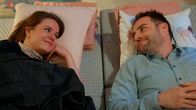 Rote Rosen – Jess (Juana Nagel) und Daniel (Daniel Fritz) verbringen eine magische Nacht zusammen im Buchladen.