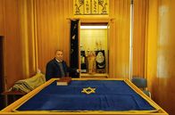 7 Tage ... – Avadislav Avadiev, Vorsitzender der jüdischen Gemeinde in Koblenz, vor dem Thoraschrein in der Koblenzer Synagoge.