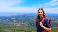 Wunderschön! – Moderatorin Tamina Kallert auf dem Berg La Rhune im Baskenland.