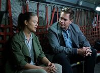 Navy CIS – Bei seiner neuen Mission trifft Tony (Michael Weatherly, r.) auf seine alte Flamme Jeanne Benoit (Scottie Thompson, l.), die nicht nur ein Mitglied der Ärztegruppe ist, die einem Attentat zum Opfer gefallen sind, sondern auch die Ehefrau einer der vermissten Ärzte. Keine leichte Aufgabe für Tony ...