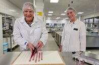Der Vorkoster – Ein Fruchtgummiaroma extra für den Vorkoster! Mit Anwendungstechnikerin Clara Brinckmann (r) macht Björn Freitag Fruchtgummi nach eigenem Geschmack.