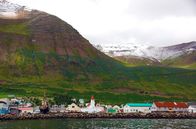 alpha-expedition: Trauminseln – 1948 war Siglufjörður noch die fünftgrößte Stadt Islands, im Sommer lebten hier bis zu 15.000 Menschen. Dann blieben die Heringe weg, die das Geld gebracht hatten. Seitdem dämmert der Ort unter der Mitternachtssonne.