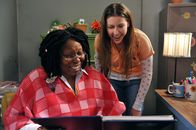 The Middle – Während Sue (Eden Sher, r.) eine Verbindung zur Vertrauenslehrerin Mrs. Marsh (Whoopi Goldberg, l.) aufbaut, streiten sich ihre Eltern beim Kauf eines neuen Bettes. Brick tut unterdessen alles dafür, dass er nicht zum präsidialen Fitnesstest der Schule antreten muss ...