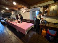 Der Geschmack Europas – Drei Damen bereiten die Arambašići und Šiša (Kutteln) in traditionellen Gewändern zu.