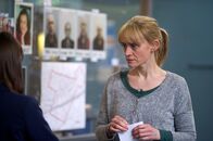From Darkness – Claire (Anne-Marie Duff) betrachtet noch einmal den Tatvorgang und die Fotos der Leichen. Dabei macht sie eine wichtige Entdeckung.