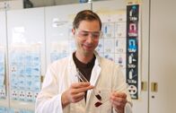 7 Tage ... – hr-fernsehen 7 TAGE ... ELITESCHULE, "Ein Film von Constatin Röse und Sebastian Krausse" Uhr. Reporter Constantin im Chemieunterrich.