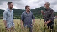 Brotzeit – Die Wildbakers Jörg Schmid (li.) und Johannes Hirth (re.) mit Prof. Jan Sneyd (re.), dem Spezialisten für alte Mehlsorten, zum Beispiel für den "Dickkopf-Weizen".