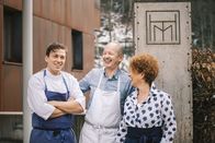 Restaurantlegenden – Die beiden Geschwister Johanna Eckl-Rachinger und Helmut Rachinger (m.) leiten das Hotel gemeinsam mit Philip Rachinger (l.)