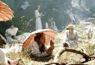 Picknick am Valentinstag – Die gutherzige Miranda (Anne-Louise Lambert, Mi.) ist unter ihren Mitschülerinnen sehr beliebt. Als sie sich mit zwei anderen Mädchen zum Plateau des Hanging Rock aufmacht, folgt ihnen die eher tollpatschige Edith (Christine Schuler, re.).
