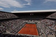 Tennis: French Open – Eine allgemeine Ansicht von Court Philippe-Chatrier ist während des Halbfinalmatches der Männer zwischen Carlos Alcaraz aus Spanien und Novak Djokovic aus Serbien am 13. Tag der French Open 2023 in Roland Garros am 9. Juni 2023 in Paris, Frankreich, zu sehen.