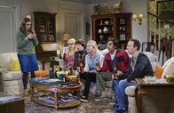 The Big Bang Theory – Bernadette (Melissa Rauch, 2.v.l.), Raj (Kunal Nayyar, 3.v.r.), Howard (Simon Helberg, 3.v.l.), Stuart (Kevin Sussman, r.) und Penny (Kaley Cuoco, 3.v.r.) wollen mit der Hilfe von einer Dating-App für Amy (Mayim Bialik, l.) ein Date finden ...