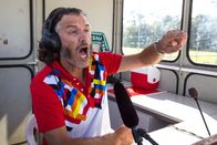 Hubert und Staller – Bernhard Fleischmann moderiert den Spielverlauf.