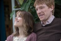 Alles eine Frage der Zeit – Mary (Rachel McAdams) weiß nicht, dass ihr Mann Tim (Domhnall Gleeson) Zeitreisen machen kann.