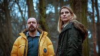 Klangor - Ein Mädchen verschwindet spurlos – Polizeiermittlerin Danka Schulze (Magdalena Czerwińska) befragt Rafał (Arkadiusz Jakubik) zum entflohenen Häftling Knapik.