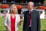 Die Rosenheim-Cops – Marie Hofer (Karin Thaler, l.) und Polizeidirektor Achtziger (Alexander Duda, r.) können kaum glauben, dass Isabell Feichtel, die Hauptdarstellerin der Telenovela "Verliebt in Rosenheim", ermordet aufgefunden wurde.