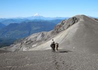 Länder - Menschen - Abenteuer – Auf dem Weg zum Gletscher Sillopulli - im Hintergrund der Vulkan Lanin, die natürliche Grenze zwischen Chile und Patagonien/Argentinien.