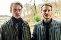 Tatort – v.l. Adam Schürk (Daniel Sträßer) und Leo Hölzer (Vladimir Burlakov)