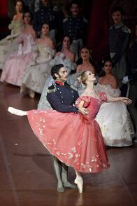 Onegin – Jahre später ist Tatjana, verkörpert durch die Primaballerina Alicia Amatriain, mit dem Fürsten Gremin, getanzt von Jason Reilly, verheiratet und weist den um eine zweite Chance flehenden Onegin ab.