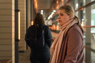 In aller Freundschaft – Miriam Schneider (Christina Petersen, re.) und Nele Garbow (Laura Louisa Garde, li.) verbringen immer mehr Zeit miteinander. Miriam wagt sich vor, doch die neue Nähe scheint Nele zu viel zu sein.