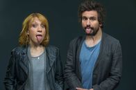 Einstein – Partner wider Willen: die eigenwillige Kommissarin Elena (Annika Ernst, l.) und der geniale, aber durchgeknallte Physiker Einstein (Tom Beck, r.) ...