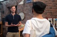 Rote Rosen – Simon (Thore Lüthje, l.) überrascht Ellen (Yun Huang, r.) mit der Bitte, ihm eine zweite Chance zu geben.