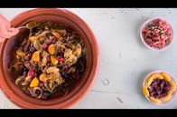 Stadt Land Kunst – Tajine mit Hühnchen, Zitrone und Oliven ist aus Nehzas Küche im marokkanischen El Jadida nicht wegzudenken.