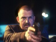 Tatort – WDR Fernsehen TATORT: RÜCKSPIEL, Fernsehfilm, Deutschland 2002, Buch Wolfgang Panzer, Regie Kaspar Heidelbach,am Donnerstag (05.04.12) um 20:15 Uhr. Schießerei auf einem Rastplatz. Schenk (Dietmar Bär) hält den mutmaßlichen Täter in Schach.