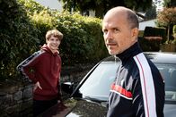 Merz gegen Merz – Leon (Philip Noah Schwarz, l.) erzählt Erik (Christoph Maria Herbst), dass Anne ihm den Führerschein bezahlt.
