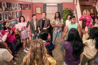 The Goldbergs – Geoff Schwartz (Sam Lerner, 3.v.l.), Barry Goldberg (Troy Gentile, 4.v.l.)