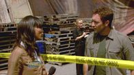 Hawaii Five-0 – Eine Reporterin (Aisha Tyler, l.) bringt den Gouverneur dazu, dass sie für einige Zeit dem Team von Five-0 mit ihrem Kamerateam folgen darf. Doch keiner von Steves (Alex O'Loughlin, r.) Leuten ist darüber wirklich glücklich ...