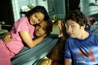 Scrubs - Die Anfänger – Während J.D (Zach Braff, r.) besuch von seinem Bruder bekommt, werden Carla (Judy Reyes, l.) und Turk (Donald Faison, M.) mit einer Krankheit konfrontiert ...