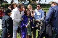 Modern Family – L-R: Manny Delgado (Rico Rodriguez), Gloria Delgado-Pritchett (Sofía Vergara), Cameron Tucker (Eric Stonestreet), Haley Dunphy (Sarah Hyland), Alex Dunphy (Ariel Winter),Claire Dunphy (Julie Bowen), Phil Dunphy (Ty Burrell), Jay Pritchett (Ed O'Neill)