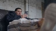 37°: Alpha - Wann ist ein Mann ein Mann? – Rapper Ego hängt mit seinen Leuten vorm Tonstudio ab bevor es zum Videodreh geht.