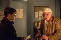 A Young Doctor's Notebook – Der junge Arzt (Daniel Radcliffe) und ein Apotheker (Geoff McGivern)