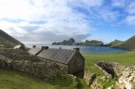 Die Inseln der Queen – Weit draußen im Atlantik liegt die Inselgruppe St Kilda. Bis in die 1930er-Jahre war die Insel Hirta besiedelt. Heute reisen Freiwillige an den mystischen Ort um das alte Dorf vor dem Verfall zu bewahren.