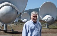 Unser Universum – Seth Shostak am Allen Telescope Array (ATA), das sich im Hat Creek Radio Observatory, 290 Meilen nordöstlich von San Francisco, Kalifornien, befindet.